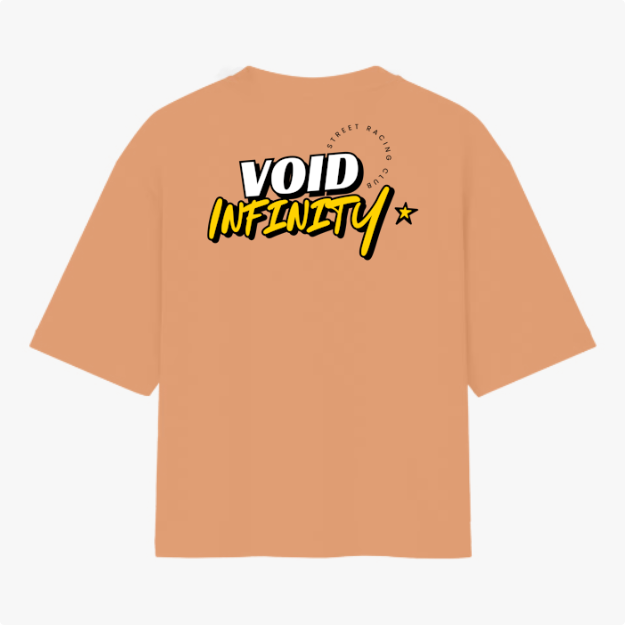 Camiseta com estampa traseira de "VOID INFINITY" em fonte estilizada, acompanhada de pequeno texto circular "STREET RACING CLUB" e uma estrela ao lado.