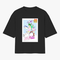 Camiseta com estampa frontal de personagens em um estilo animado, com duas figuras centrais sobre nuvens e textos coloridos ao redor.