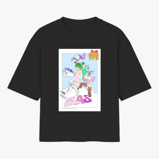 Camiseta com estampa frontal de personagens em um estilo animado, com duas figuras centrais sobre nuvens e textos coloridos ao redor.