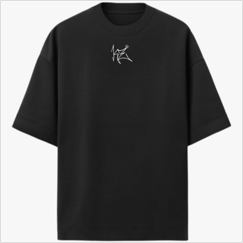 Camiseta com estampa frontal de linha abstrata com figura estilizada e estampa traseira de dado vermelho rodeado por fumaça em tons ondulantes.