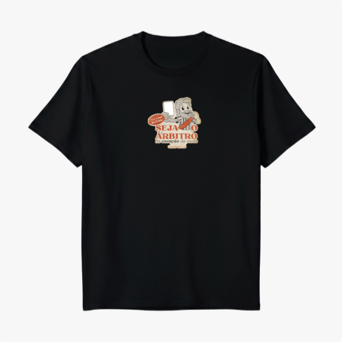 Camiseta com estampa frontal de personagem segurando um cartão vermelho e uma faixa com texto, ao lado de elementos que simbolizam arbitragem esportiva.