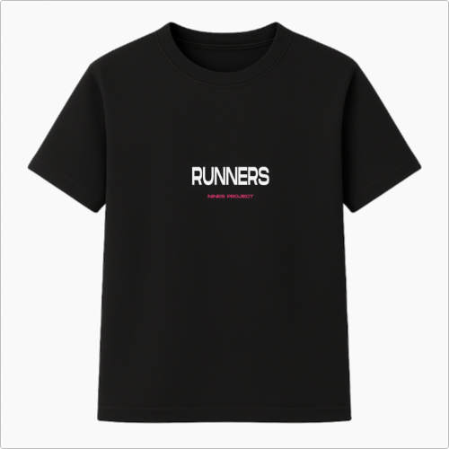 Camiseta com estampa frontal de "RUNNERS" em fonte destacada e "NINES PROJECT" abaixo, sem estampa traseira.