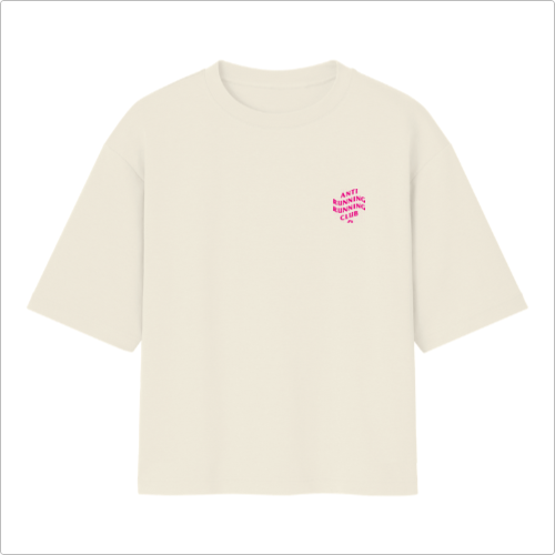 Camiseta com estampa frontal de frases em estilo geométrico e estampa traseira maior das mesmas frases, ambas dispostas em camadas e em perspectiva.