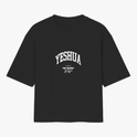 Camiseta com estampa frontal de "YESHUA" em letra destacada, acompanhada das palavras "HE SAVES" e símbolos abaixo; e estampa traseira de "Verbo Wear" elegantemente estilizada.