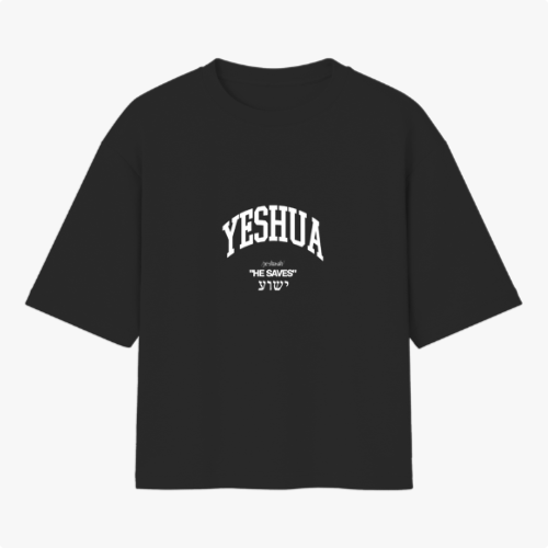Camiseta com estampa frontal de "YESHUA" em letra destacada, acompanhada das palavras "HE SAVES" e símbolos abaixo; e estampa traseira de "Verbo Wear" elegantemente estilizada.