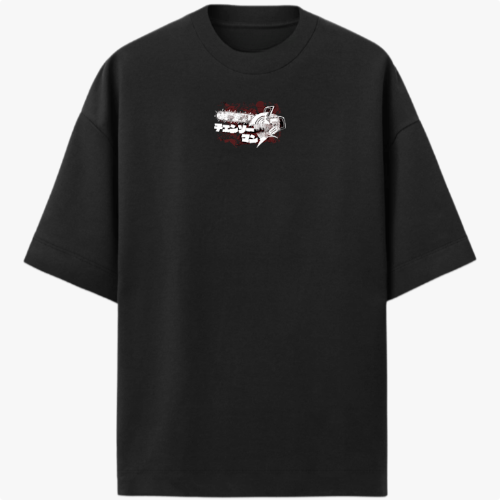 Camiseta com estampa frontal de figura estilizada e texto sobreposto e estampa traseira de dragão detalhado em estilo oriental com traços sinuosos.