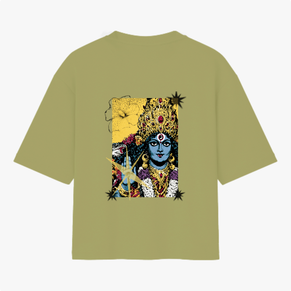 Camiseta com estampa frontal de texto em outra língua sobre um padrão geométrico com estrela amarela e estampa traseira de uma figura detalhada com adornos.