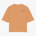 Camiseta com estampa frontal de texto "RIVALS" no lado superior e estampa traseira de carros de corrida com texto sobrepostos "NO SAFETY. NO MERCY. RIVALS".