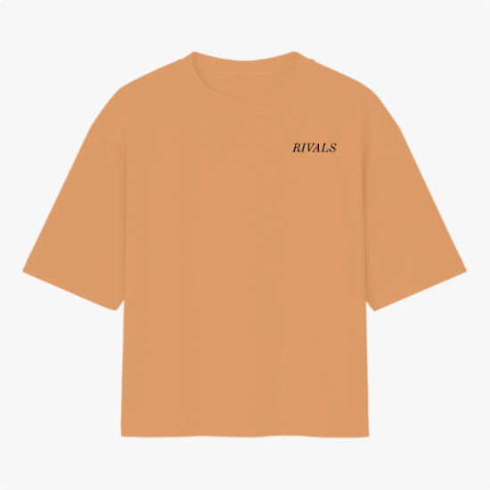 Camiseta com estampa frontal de texto "RIVALS" no lado superior e estampa traseira de carros de corrida com texto sobrepostos "NO SAFETY. NO MERCY. RIVALS".