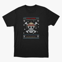Camiseta com estampa frontal de caveira estilizada com chapéu, ossos cruzados, flocos de neve, pequenos crânios e a frase "Feliz Natal" acima.