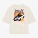 Camiseta com estampa traseira de carro conversível em perspectiva traseira, repetição do nome "Porsche", elementos gráficos futuristas e texto descritivo.