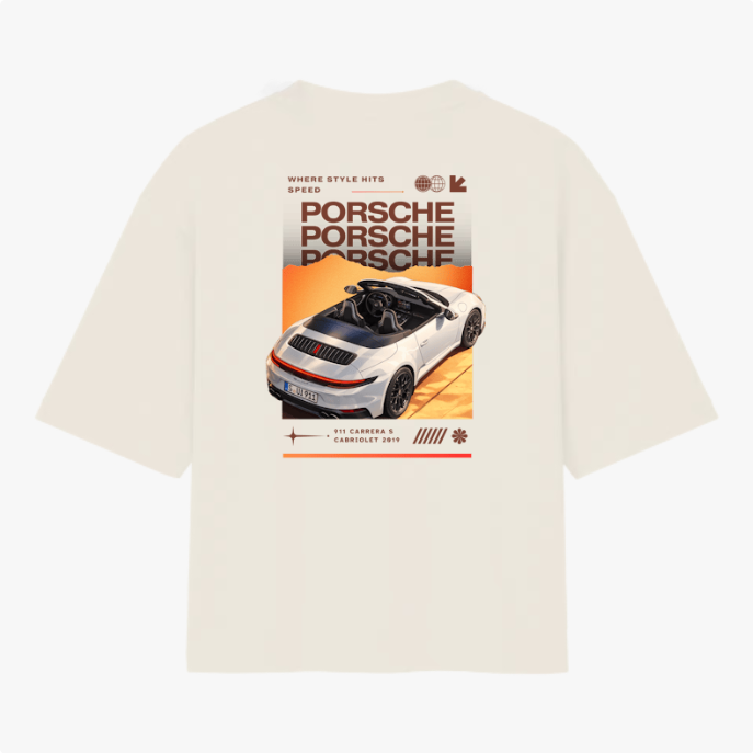 Camiseta com estampa traseira de carro conversível em perspectiva traseira, repetição do nome "Porsche", elementos gráficos futuristas e texto descritivo.