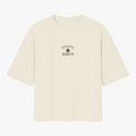 Camiseta com estampa frontal de texto "Basquete Bonito" com ícone de bola e estampa traseira de esqueleto em cenário de placas com frases sobre repescagem.