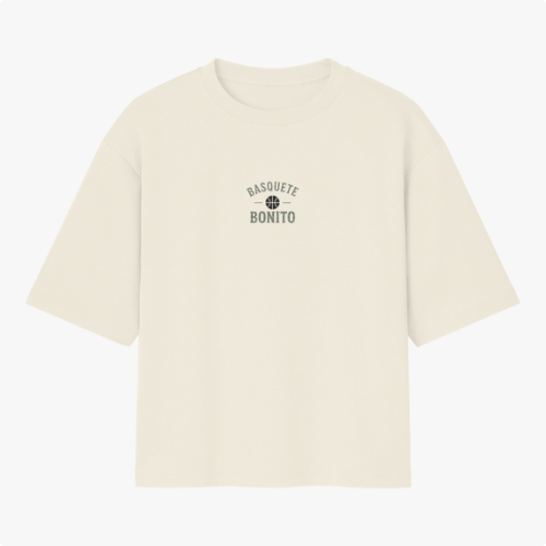 Camiseta com estampa frontal de texto "Basquete Bonito" com ícone de bola e estampa traseira de esqueleto em cenário de placas com frases sobre repescagem.