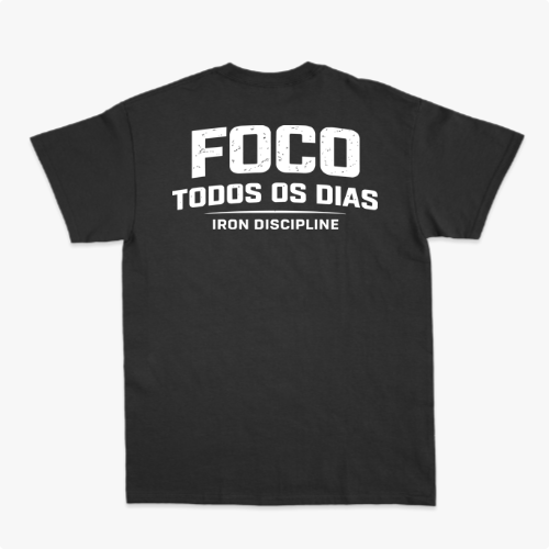 Camiseta com estampa frontal de "IRON Discipline" com halteres e estampa traseira de "FOCO TODOS OS DIAS" sobre "IRON DISCIPLINE" em letras destacadas.