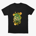 Camiseta com estampa frontal de dragão verde com detalhes intricados, rodeado por esferas luminosas e brilhantes em uma composição dinâmica e chamativa.