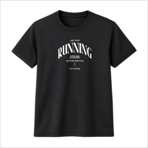 Camiseta com estampa frontal de texto estilizado em diferentes tamanhos, incorporando frases motivacionais sobre corrida, incluindo "#irunrunning".