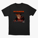 Camiseta com estampa frontal de personagem de anime com expressão intensa abaixo de texto grande e estilizado, incluindo título e caracteres japoneses.