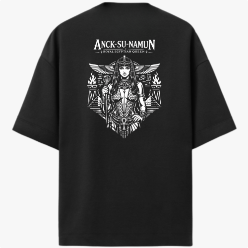 Camiseta com estampa frontal de logotipo estilizado com "Seravia" e estampa traseira de figura detalhada de uma rainha egípcia entre elementos tradicionais.