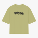 Camiseta com estampa frontal de texto estilizado semelhante a grafite e estampa traseira de desenho abstrato com rosto sorridente e texto grande.
