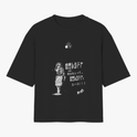 Camiseta com estampa frontal de personagem em pose reflexiva e texto japonês, e estampa traseira de quadrinhos com cenas de personagens e falas.