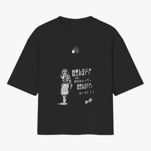 Camiseta com estampa frontal de personagem em pose reflexiva e texto japonês, e estampa traseira de quadrinhos com cenas de personagens e falas.