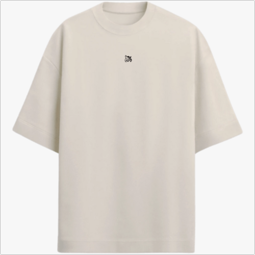 Camiseta com estampa frontal de pequena figura abstrata e estampa traseira de ilustração de guerreiro viking com capacete ornamentado e inscrição "Viking Courage".