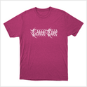 Camiseta com estampa frontal de letras estilizadas em design arrojado, com contornos irregulares e aparência similar a ramos entrelaçados.