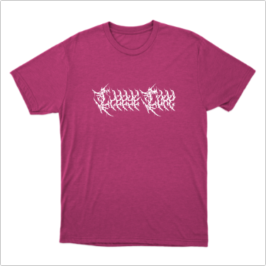 Camiseta com estampa frontal de letras estilizadas em design arrojado, com contornos irregulares e aparência similar a ramos entrelaçados.