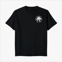 Camiseta com estampa frontal de personagem musculoso com espada em círculo e texto "Boy Bigorna" e estampa traseira de guerreiro robusto em frente a fundo vermelho.