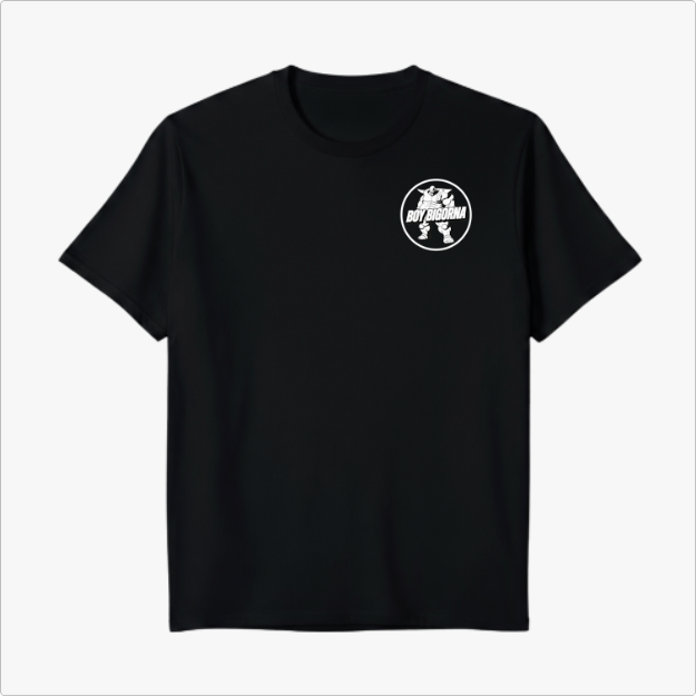Camiseta com estampa frontal de personagem musculoso com espada em círculo e texto "Boy Bigorna" e estampa traseira de guerreiro robusto em frente a fundo vermelho.