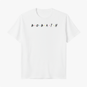 Camiseta com estampa frontal de letras estilizadas alinhadas com pontos coloridos entre elas, formando a palavra "B O B A T H".