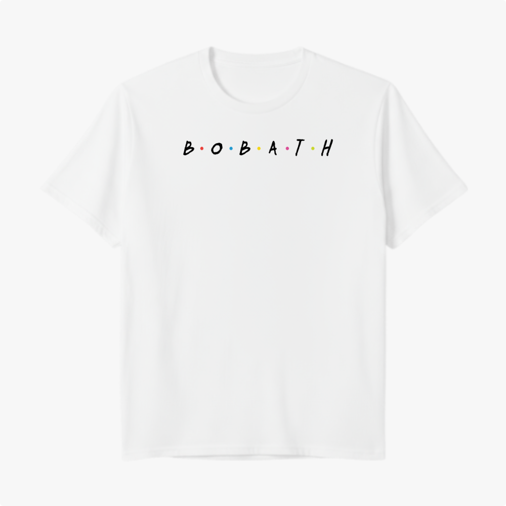 Camiseta com estampa frontal de letras estilizadas alinhadas com pontos coloridos entre elas, formando a palavra "B O B A T H".
