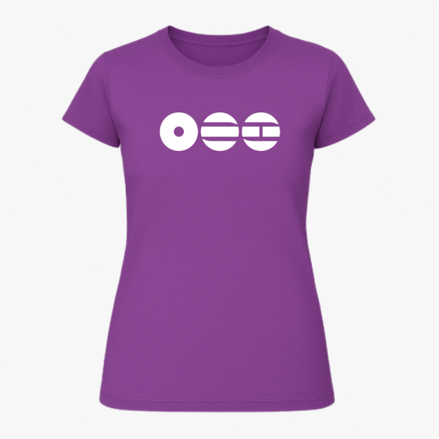 Camiseta com estampa frontal de três círculos vermelhos, exibindo padrões diferenciados: um com ponto central, outro listrado e um com linhas horizontais.