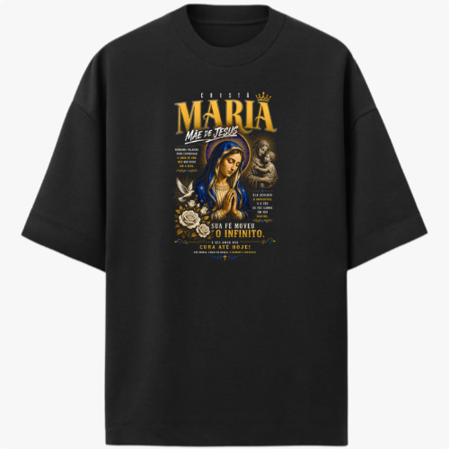 Camiseta com estampa frontal de figura religiosa, com detalhes de texto estilizado e elementos decorativos ao redor de uma imagem central.