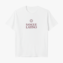 Camiseta com estampa frontal de um sol estilizado acima das palavras "Sangue Latino" impressas em uma fonte elegante.