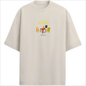 Camiseta com estampa frontal de três cadeiras ao redor de uma mesa com objetos, sob o texto "FALL CLOTHING", em um estilo gráfico e vibrante.