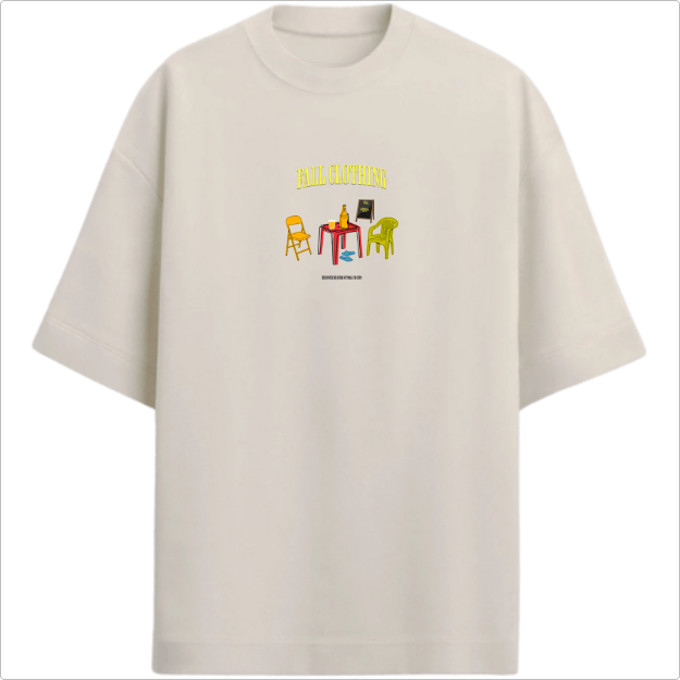 Camiseta com estampa frontal de três cadeiras ao redor de uma mesa com objetos, sob o texto "FALL CLOTHING", em um estilo gráfico e vibrante.