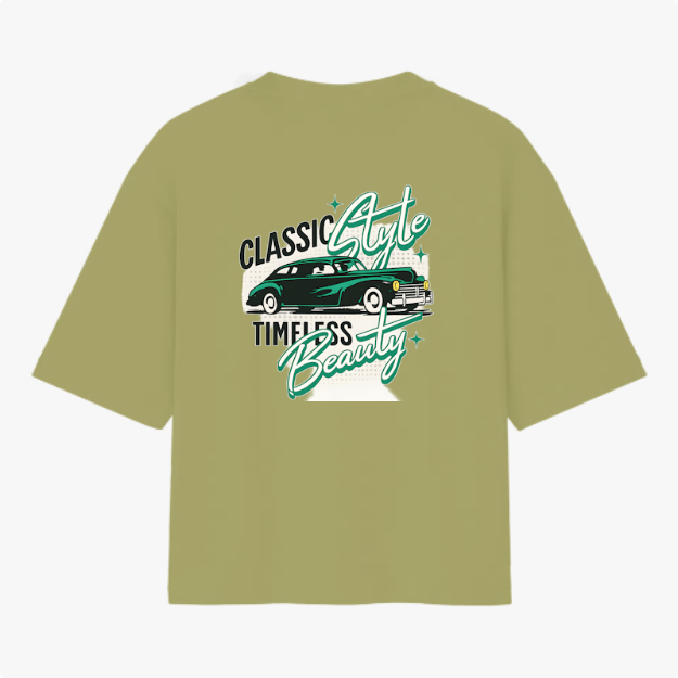Camiseta com estampa traseira de carro retrô com os dizeres "Classic Style Timeless Beauty", cercados de estrelas, em design vintage.