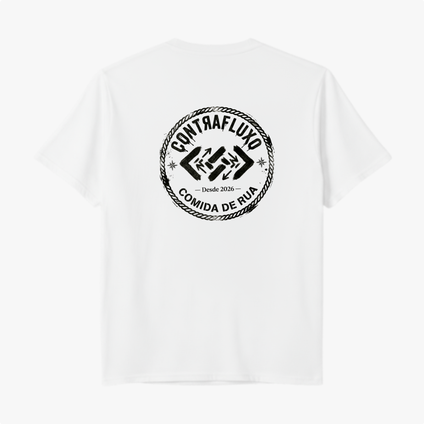 Camiseta com estampa frontal de "Contrafluxo" e flechas estilizadas, e estampa traseira circular com "Contrafluxo", flechas e "Comida de Rua - Desde 2026".