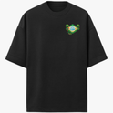 Camiseta com estampa frontal de logo tropical com pássaros e paisagem em destaque e estampa traseira maior mostrando cena de natureza exuberante com araras.