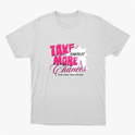Camiseta com estampa frontal de texto estilizado "Take More Chances" sobreposto a uma estrela, acompanhado de frases menores complementares.