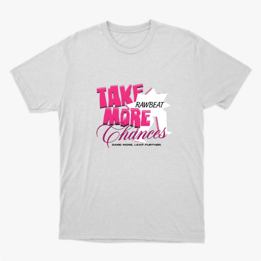 Camiseta com estampa frontal de texto estilizado "Take More Chances" sobreposto a uma estrela, acompanhado de frases menores complementares.