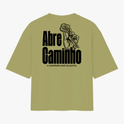 Camiseta com estampa frontal de duas chaves cruzadas estilizadas e estampa traseira de mão segurando chave com texto "Abre Caminho, o sentinela está na porta".