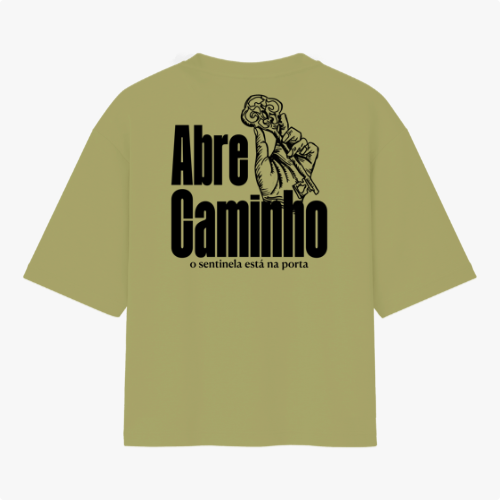 Camiseta com estampa frontal de duas chaves cruzadas estilizadas e estampa traseira de mão segurando chave com texto "Abre Caminho, o sentinela está na porta".