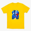 Camiseta com estampa frontal de duas figuras de perfil, uma com cachecol, enquadradas por um emblema, com silhuetas de várias pessoas ao fundo.