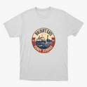 Camiseta com estampa frontal de um emblema circular apresentando um ferry estilizado, com inscrições que indicam "Baldur's Gate Ferry Service" e datas.