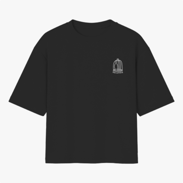 Camiseta com estampa frontal de gaiola e texto pequeno e estampa traseira de mosaico colorido com coração centralizado e assinatura no canto.