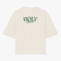 Camiseta com estampa traseira de "HOLY Spirit" em fonte estilizada, combinando tipografia moderna e cursiva, criando um visual impactante e significativo.