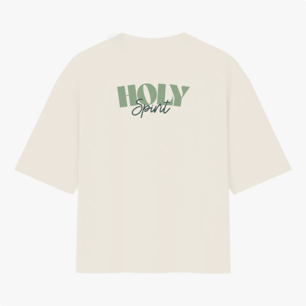 Camiseta com estampa traseira de "HOLY Spirit" em fonte estilizada, combinando tipografia moderna e cursiva, criando um visual impactante e significativo.